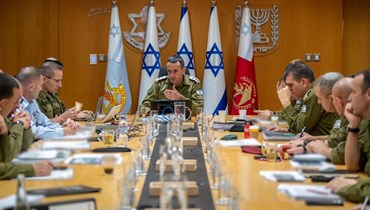 قائد الجيش هرتسي هاليفي (في الوسط)، وهو يحضر تقييم الوضع مع أعضاء منتدى هيئة الأركان العامة في قاعدة كيريا العسكرية، التي تضم وزارة الدفاع في تل أبيب، يوم (23 شرين الأول - أ ف ب)