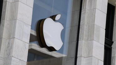 شعار "Apple" عند مدخل متجر "Apple" في واشنطن العاصمة (14 أيلول 2021 - أ ف ب).