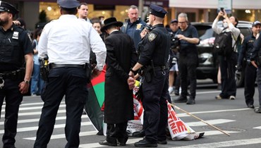 الشرطة تعتقل متظاهراً يهودياً متطرفاً مؤيداً للفلسطينيين بالقرب من حفل Met Gala في متحف متروبوليتان للفنون في 6 أيار، 2024 في نيويورك (تصوير تشارلي تريبالو / وكالة الصحافة الفرنسية).