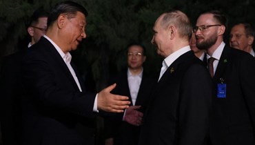 جينبينغ يعانق بوتين بعد محادثاتهما في بكين (16 أيّار 2024 – أ ف ب) 
