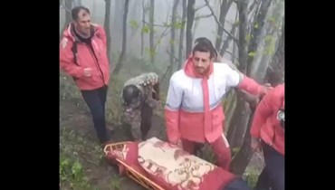 انتشال جثث ضحايا المروحية الإيرانية (لقطة من الفيديو المتداوَل).