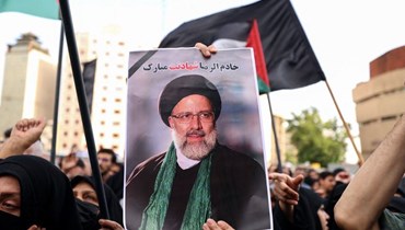 إيرانيون يتجمعون في طهران حداداً على وفاة الرئيس إبراهيم رئيسي ووزير الخارجية حسين أمير عبد اللهيان وسبعة آخرين في حادث تحطم مروحية في اليوم السابق (20 أيار 2024، أ ف ب).