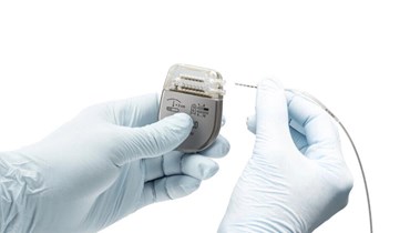 صورة لشركة Onward Medical تظهر أقطابا كهربائية يتم ادخالها في جهاز التحفيز العصبي، الذي يستخدم لتحفيز الحبل الشوكي للمرضى المصابين بالشلل لمساعدتهم في استعادة الحركة (12 نيسان 2020، أ ف ب). 