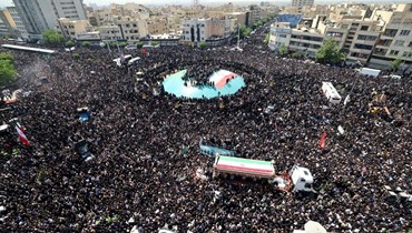 حشود في طهران لحضور موكب الجنازة (أ.ف.ب)