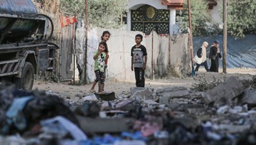 أطفال في محافظة دير البلح وسط غزة (أ ف ب). 