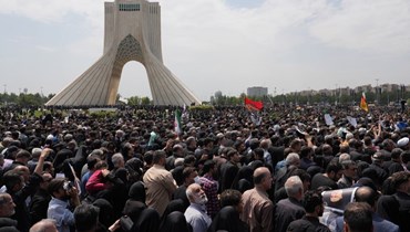 حشود في وداع الرئيس الإيراني (أ.ف.ب)