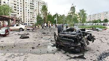 سيّارات مدمّرة في خاركيف (أ.ف.ب)