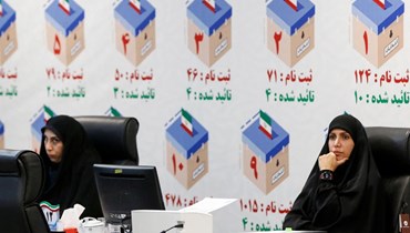 مسؤولو الانتخابات الإيرانيون يجلسون في مكتب تسجيل المرشحين في طهران في 30 أيار 2024، قبل الانتخابات الرئاسية في البلاد  "أ ف ب".