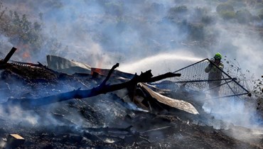 رجل إطفاء إسرائيليّ يحاول إخماد النيران في أحد الحقول بعد سقوط صواريخ أطلقت من جنوب لبنان على كريات شمونة (أ ف ب). 