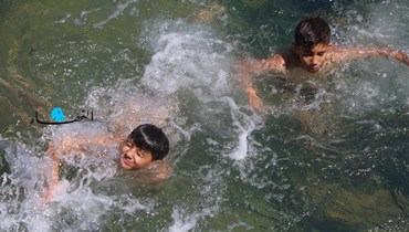 أطفال يسبحون في النهر (أرشيفية، حسام شبارو).