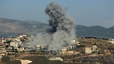 دخان يتصاعد بعد غارة جويّة إسرائيليةّ على قرية الخيام بجنوب لبنان (أ ف ب). 