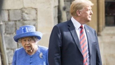 دونالد ترامب يسير أمام الملكة إليزابيث.