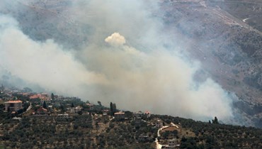 يتصاعد الدخان من الحرائق التي أشعلها القصف الإسرائيلي على المناطق الحرجية في قرية دير ميماس بجنوب لبنان (أ.ف.ب)