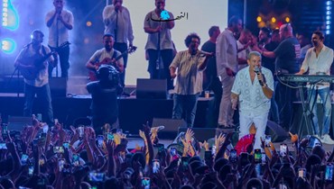 بعد واقعة الصفعة... دلالات حفل عمرو دياب في لبنان والحضور الجماهيري