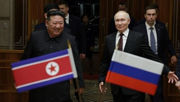 الزعيم الكوري الشمالي كيم جونغ أون مع الرئيس الروسي فلاديمير بوتين خلال حفل ترحيب عند وصول بوتين إلى بيونغ يانغ، في وقت مبكر من يوم (19 حزيران 2024 - أ ف ب).