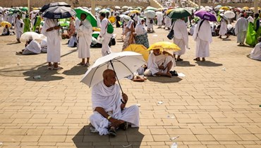 حجاج مسلمون لدى وصولهم إلى جبل عرفات خلال موسم الحج السنوي (15 حزيران 2024، أ ف ب). 