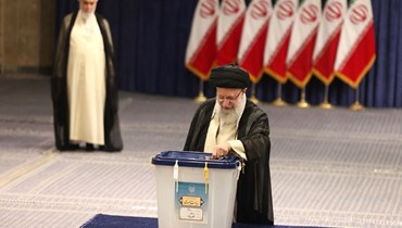 خامنئي يُدلي بصوته في الانتخابات الرئاسية المبكرة في طهران (أ ف ب).