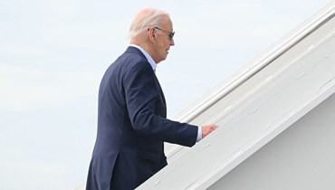 الرئيس الأميركي جو بايدن على متن طائرة الرئاسة الأميركية عند وصوله إلى مطار فرانسيس س. غابريسكي في ويستهامبتون بيتش، نيويورك (29 حزيران 2024 - أ ف ب).