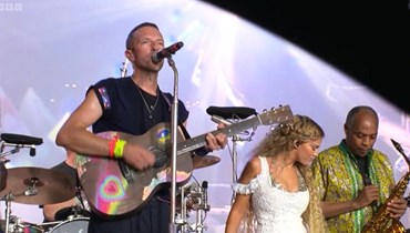 إليانا مع  "Coldplay" على المسرح... رسالة "سلام وصلاة"