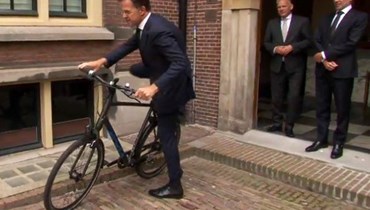 بالفيديو والصور- رئيس وزراء هولندا يغادر منصبه على درّاجة هوائيّة