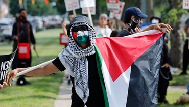 متظاهر مؤيّد لغزّة في ديتريوت بولاية ميشيغين خلال جولة انتخابية لبايدن (أ ف ب).