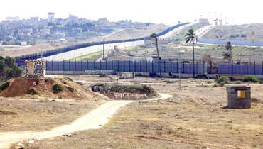 محور فيلادلفيا كما يُرى من غرب رفح بجنوب قطاع غزة (أ.ف.ب)