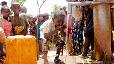 طفل يشرب مياه