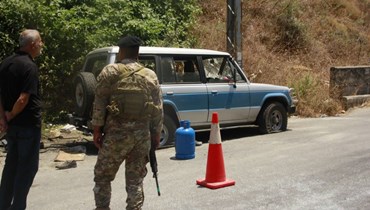 الجيش اللبناني في ديرميماس بعد تعرُّض آلية لاستهداف من مسيّرة إسرائيلية (أ ف ب).