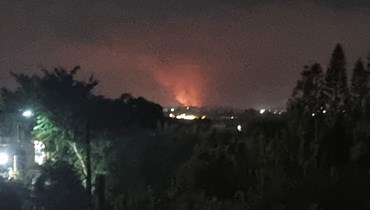 اشتعال النيران جرّاء غارة إسرائيلية استهدفت بلدة عدلون.