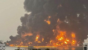 أعمدة النيران ترتفع بعد استهداف إسرائيل ميناء الحديدة