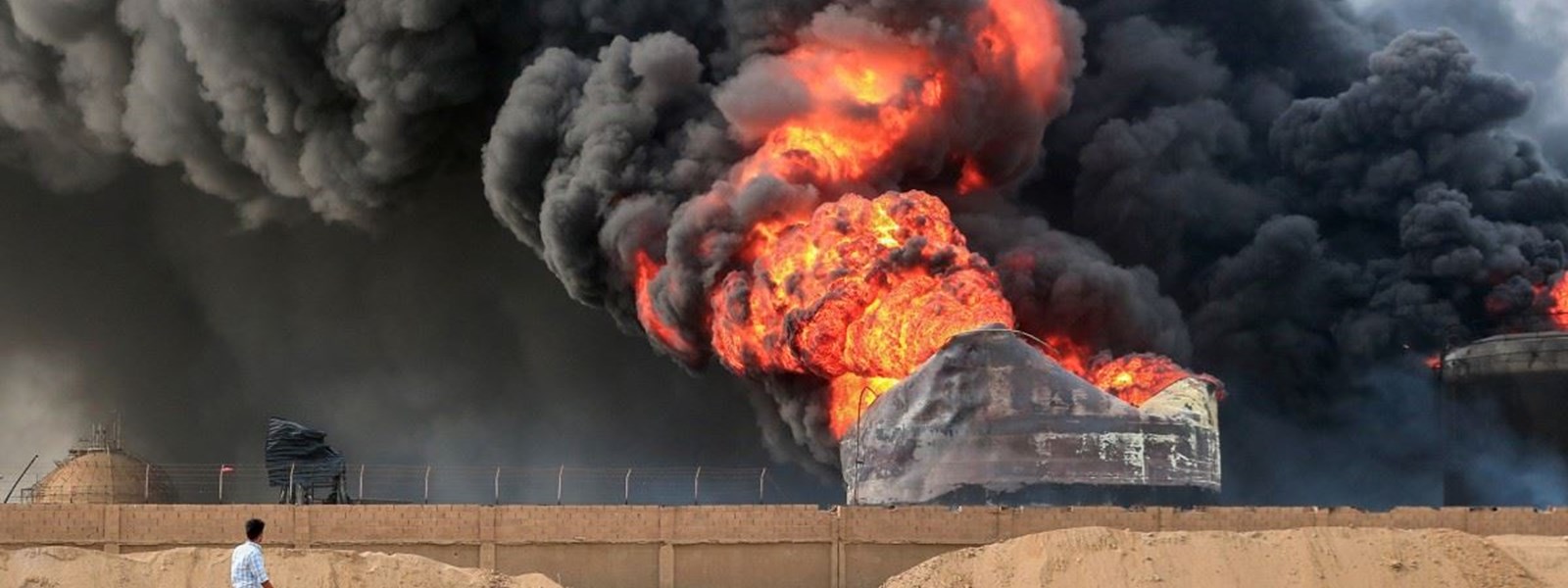 حرائق مشتعلة في براميل نفط في ميناء الحديدة اليمني بعد الغارات الإسرائيلية (أ ف ب).