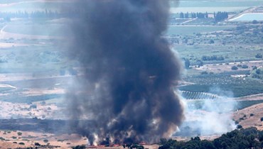 دخان يتصاعد بعد سقوط صاروخ أطلق من جنوب لبنان على منطقة الجليل الأعلى (أ ف ب).