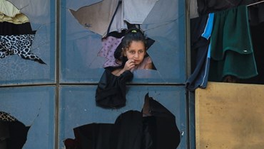 طفلة فلسطينية في مخيمات النزوح في خان يونس (أ ف ب).