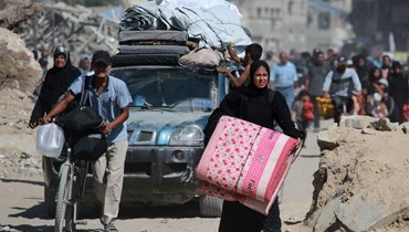 نازحون فلسطينيون يغادرون منطقة شرق خان يونس باتجاه الغرب، بعدما أصدر جيش الاحتلال الإسرائيلي أمر إخلاء جديد لأجزاء من المدينة بجنوب قطاع غزة (8 آب 2024، أ ف ب). 