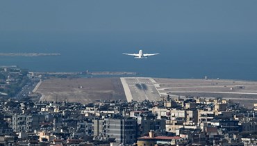 طائرة تجارية تقلع من مطار بيروت الدولي بالقرب من الضاحية الجنوبية لبيروت (9 آب 2024ـ أ ف ب).