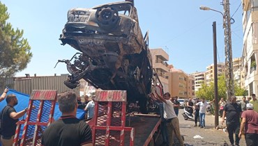 .عملية رفع انقاض السيارة التي تعرضت لقصف اسرائيلي امس بين حارة صيدا وعبرا واستهدفت القيادي في "حماس" نضال حليحل الذي نجا من الغارة.