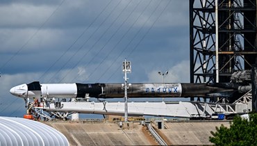 صاروخ SpaceX Falcon 9 مع كبسولة Crew Dragon Resilience في مجمع الإطلاق 39A في مركز كينيدي للفضاء قبل مهمة Polaris Dawn في كيب كانافيرال، فلوريدا، في 27 آب 2024 - "أ ف ب".